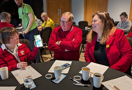 Sioned yn y bore coffi gyda gwesteion eraill