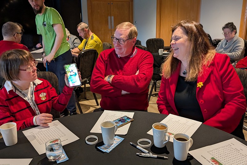 Sioned yn y bore coffi gyda gwesteion eraill