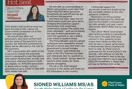 Petryal gwyrdd tywyll gyda ffotograff o erthygl Sioned Williams yn y Glamorgan Gazette yn y canol ar y brig. Ar y gwaelod, ar streipen wen, mae llun bach o Sioned, ei henw, ei rhanbarth a logos y Senedd a Phlaid Cymru. Mae geiriad yr erthygl wedi'i gynnwys ar dudalen Newyddion gwefan Sioned, ac mae dolen iddi o fewn y post cyfryngau cymdeithasol.