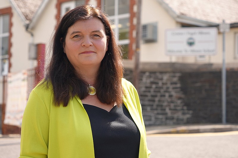 sioned williams yn sefyll oflaen adeilad