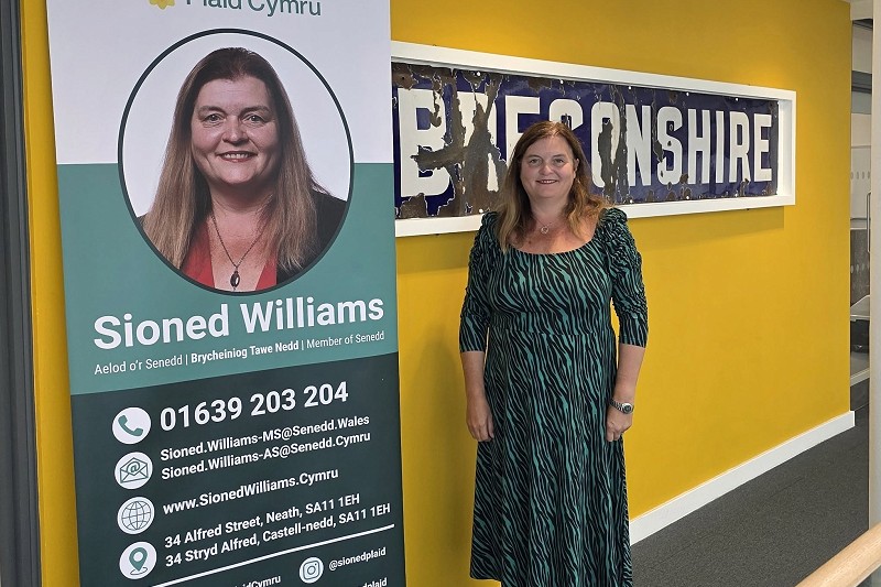 Sioned gan faner naidlen gyda'i manylion cyswllt