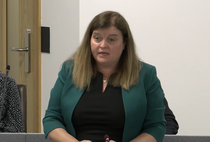 Mae Sioned Williams AS yn siarad yn Siambr Hywel, yn y Senedd