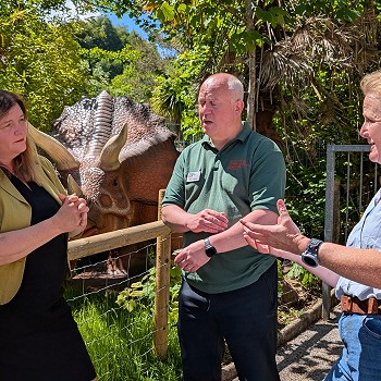 Sioned a Beca gyda gwesteiwyr yn Ogof Dan yr Ogof ar bwys dionsor