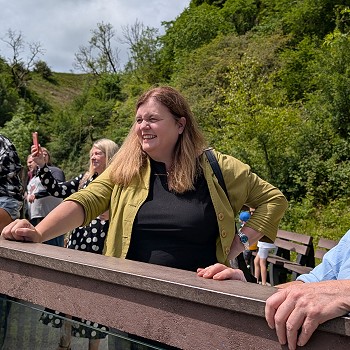 Sioned a Beca gyda'r gwesteiwyr yn edrych ar draws y dyffryn