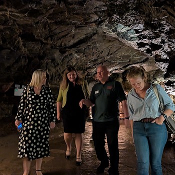 Sioned a Beca gyda gwesteiwyr yn Ogof Dan yr Ogof