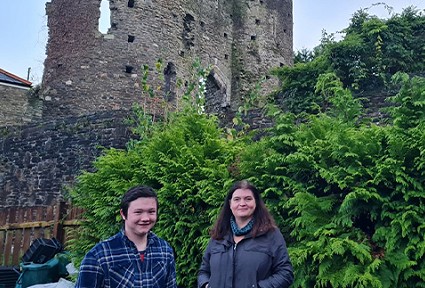 sioned a tomos tu allan i castell neath
