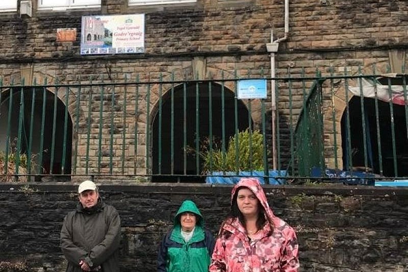 tri gynghorwr tu allan i ysgol