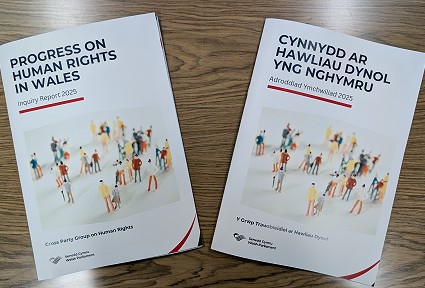 Copïau o'r adroddiad yn y Gymraeg a'r Saesneg