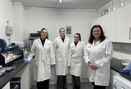 Sioned Williams mewn labordy STEM gan Power and Water