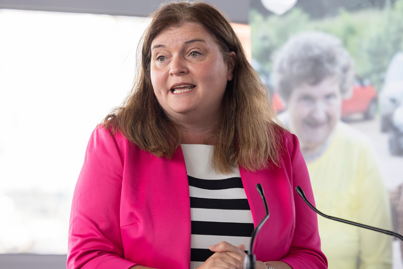 Sioned Williams yn siarad yn y Senedd