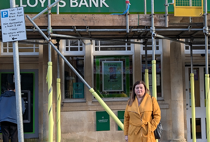 Mae Sioned Williams yn sefyll y tu allan i Fanc Lloyds ym Mhontardawe