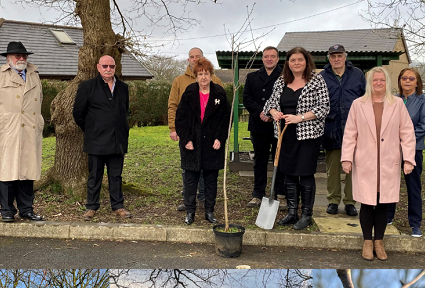 casgliad o ddelweddau o Sioned Williams MS gyda grŵp o ymgyrchoedd teuluoedd y glowyr a gollwyd yn Nhrychineb Mwyngloddio Gleision