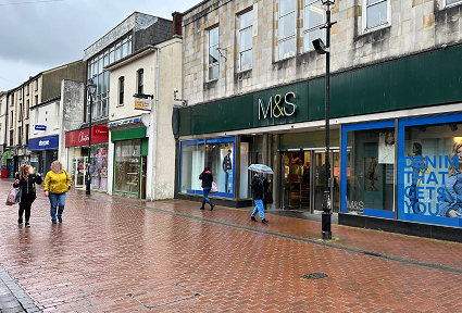 M&S yn nghanol tref Castell-nedd