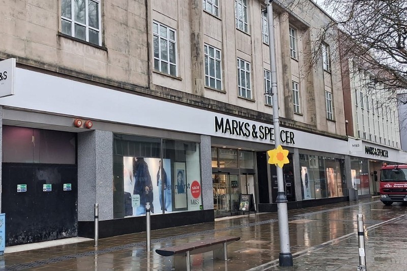 Blaen siop Marks and Spencer yn Abertawe