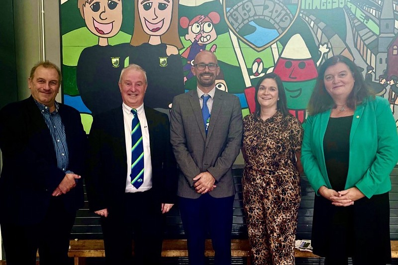 Sioned Williams AS gyda'r Cynghorydd Chris Williams, Maer Castell-nedd Port Talbot, Arweinydd Cyngor CNPT y Cynghorydd Stephen Hunt a'r Dirprwy Arweinydd y Cynghorydd Alun Llewelyn, Aelod Cabinet CNPT dros Addysg y Cynghorydd Nia Jenkins, a'r Llywodraethwyr