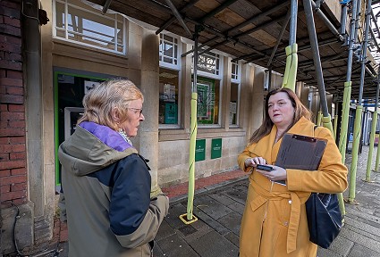 Mae Sioned Williams yn siarad â dynes ym Mhontardawe