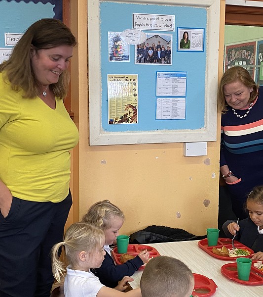 Sioned Williams yn edrych ar fyfyrwyr yn bwyta eu prydau ysgol