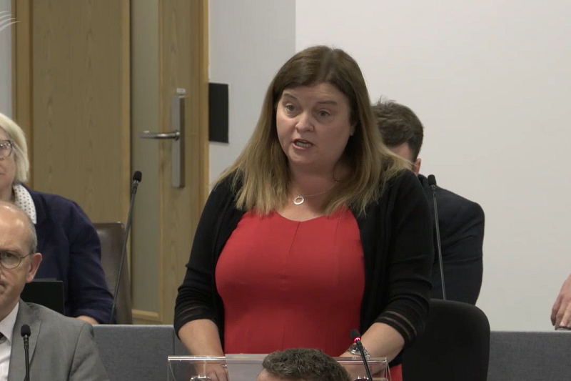Sioned yn siarad yn y Senedd