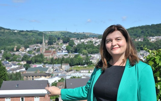 Sioned gyda golygfa o Bontardawe y tu ôl