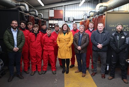 Sioned Williams gyda grŵp o bobl yn Tata Steel