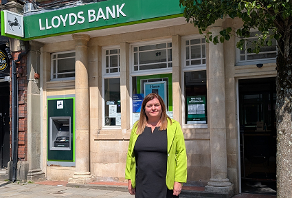 Sioned Williams tu allan i Lloyds Bank