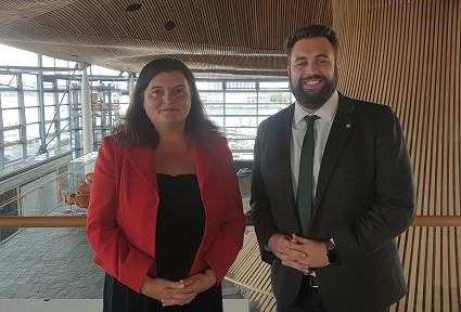 Sioned Williams MS a Luke yn canu yn Neuadd y Senedd