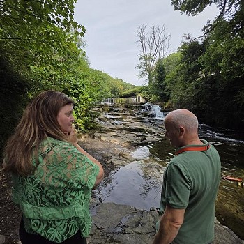 Sioned a'r Cynghorydd Bailey wrth afon Tawe