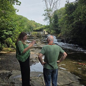 Sioned a'r Cynghorydd Bailey wrth afon Tawe