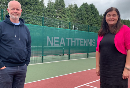 Sioned â dyn mewn cwrt tenis