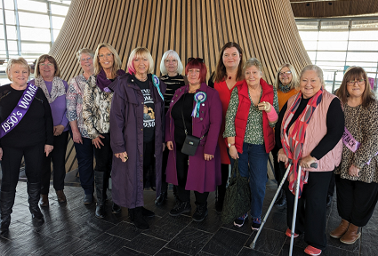 Sioned Williams MS yn y Senedd gyda grŵp o ferched a aned yn y 1950au