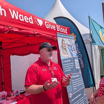 Sioned yn siarad â chynrychiolydd o Wasanaeth Gwaed Cymru