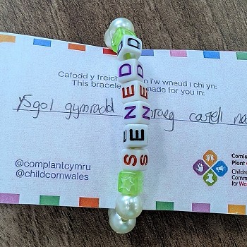 Breichled gyfeillgarwch sy'n dweud Senedd