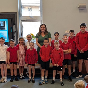 Sioned gyda disgyblion ysgol
