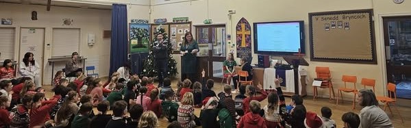 sioned wiliams yn siarad i disgyblion ysgol