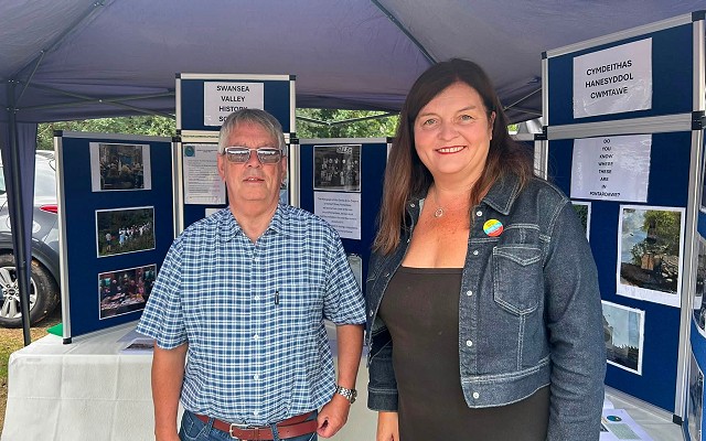 Sioned yn stondin Hanes Dyffryn Tawe