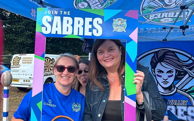 Sioned yn stondin Valley Sabres